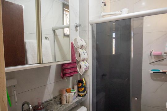 Banheiro Social de apartamento à venda com 2 quartos, 42m² em Centro, Contagem