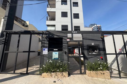 Fachada + plaquinha de apartamento à venda com 2 quartos, 48m² em Campestre, Santo André