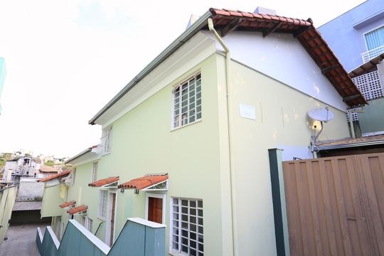 Área externa de casa à venda com 2 quartos, 62m² em Fernão Dias, Belo Horizonte