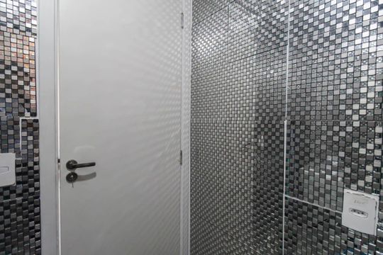 Banheiro de kitnet/studio para alugar com 1 quarto, 20m² em Vila Santa Clara, São Paulo