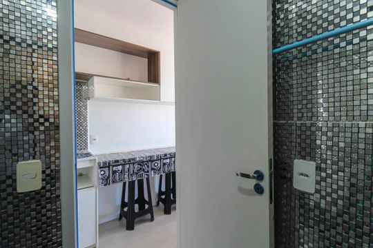 Banheiro de kitnet/studio para alugar com 1 quarto, 20m² em Vila Santa Clara, São Paulo