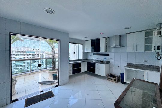 Cozinha de apartamento à venda com 3 quartos, 240m² em Recreio dos Bandeirantes, Rio de Janeiro