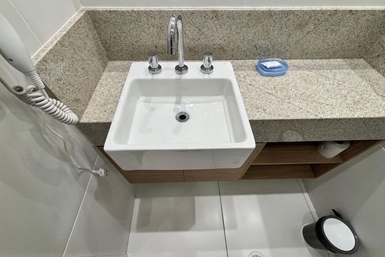 Banheiro de kitnet/studio à venda com 1 quarto, 20m² em Indianópolis, São Paulo