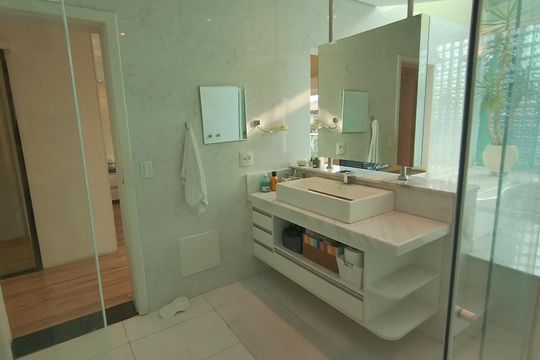 Banheiro suite 4 de casa de condomínio para alugar com 4 quartos, 525m² em Jardim Residencial Suzano, Suzano