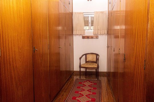 Closet da Suíte master de casa para alugar com 6 quartos, 690m² em Interlagos, São Paulo
