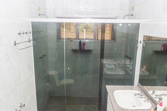 Banheiro da Suíte de casa para alugar com 6 quartos, 690m² em Interlagos, São Paulo