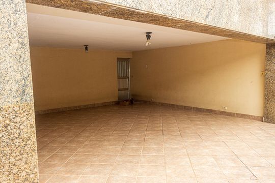 Garagem de casa para alugar com 6 quartos, 690m² em Interlagos, São Paulo
