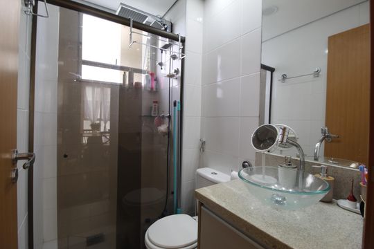 Banheiro de apartamento à venda com 2 quartos, 48m² em Morro Santana, Porto Alegre