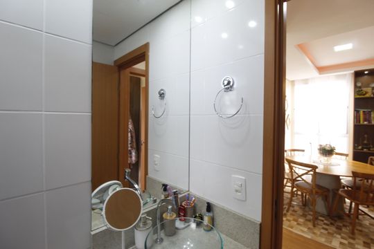 Banheiro de apartamento à venda com 2 quartos, 48m² em Morro Santana, Porto Alegre