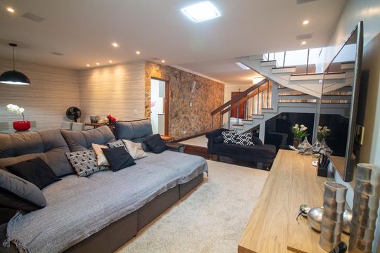 Sala de TV de casa à venda com 4 quartos, 242m² em Cidade Monções, São Paulo