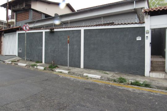 Fachada de casa à venda com 3 quartos, 250m² em Santo Antônio, Osasco