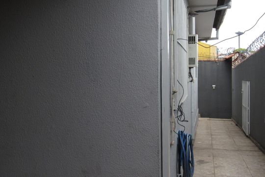 Garagem de casa à venda com 3 quartos, 250m² em Santo Antônio, Osasco