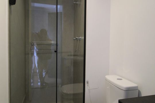 Banheiro de kitnet/studio à venda com 1 quarto, 24m² em Indianópolis, São Paulo