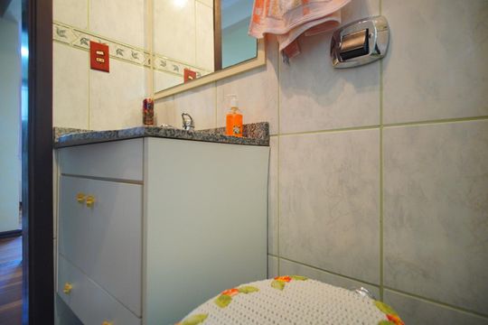 Banheiro Social de apartamento à venda com 2 quartos, 65m² em Jardim Floresta, Porto Alegre