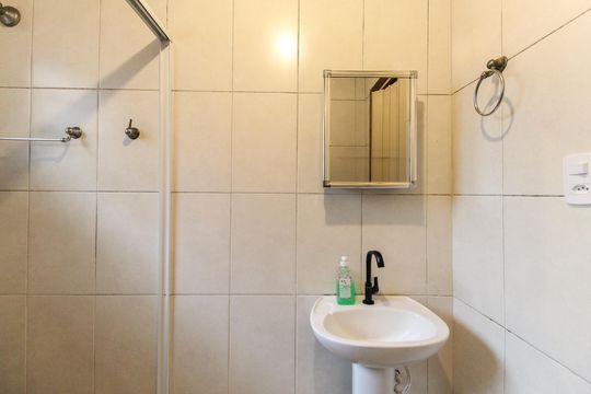 Banheiro de casa à venda com 2 quartos, 88m² em Vila Carmosina, São Paulo