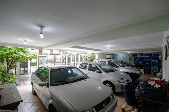 Garagem de casa para alugar com 4 quartos, 400m² em City América, São Paulo