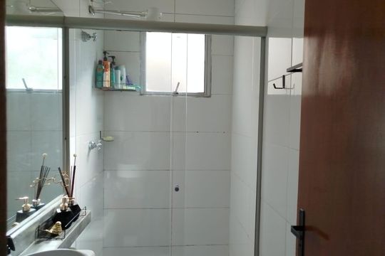 Banheiro de apartamento à venda com 2 quartos, 65m² em Solar do Barreiro, Belo Horizonte