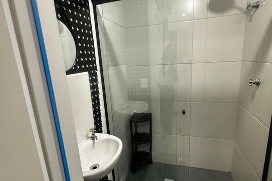 Banheiro de kitnet/studio para alugar com 1 quarto, 15m² em Vila Santa Clara, São Paulo