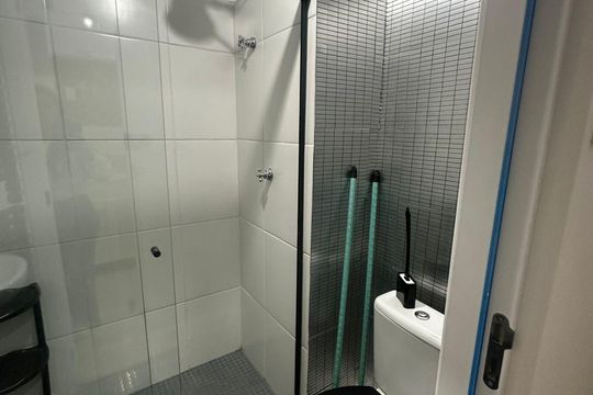 Banheiro de kitnet/studio para alugar com 1 quarto, 15m² em Vila Santa Clara, São Paulo