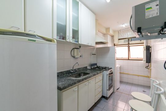 Cozinha de apartamento para alugar com 2 quartos, 56m² em Vila Guarani, São Paulo