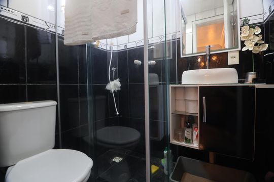 Banheiro de apartamento à venda com 2 quartos, 40m² em Mato Grande, Canoas
