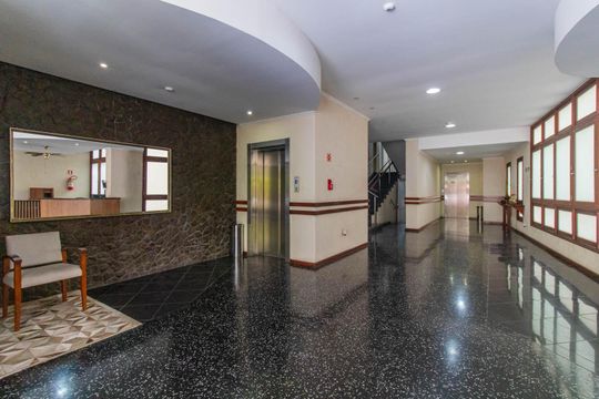 Hall de entrada de apartamento à venda com 2 quartos, 111m² em Centro Histórico, Porto Alegre