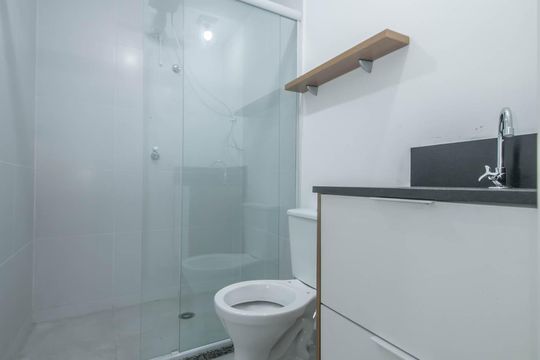 Banheiro de kitnet/studio para alugar com 1 quarto, 26m² em Santo Amaro, São Paulo