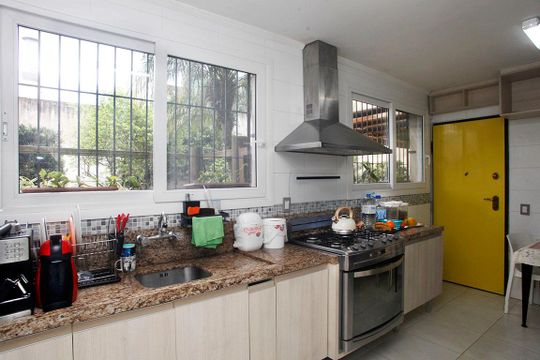 Cozinha de casa à venda com 3 quartos, 260m² em Petrópolis, Porto Alegre