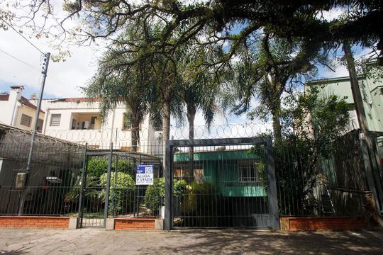 Fachada de casa à venda com 3 quartos, 260m² em Petrópolis, Porto Alegre