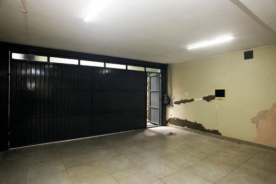 Box Garagem (2 vagas) de casa à venda com 3 quartos, 260m² em Petrópolis, Porto Alegre