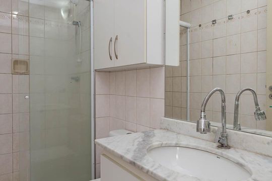 Banheiro de apartamento para alugar com 2 quartos, 57m² em Aclimação, São Paulo