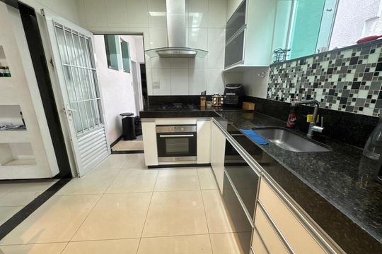 Cozinha de casa à venda com 4 quartos, 360m² em Planalto, Belo Horizonte