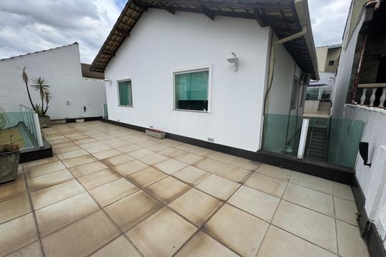 Quintal de casa à venda com 4 quartos, 360m² em Planalto, Belo Horizonte