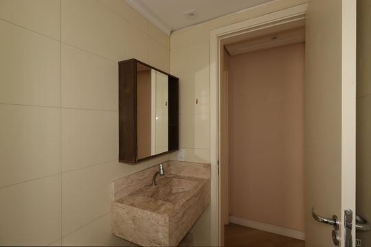 Banheiro de apartamento à venda com 2 quartos, 50m² em Vila Homero Thon, Santo André