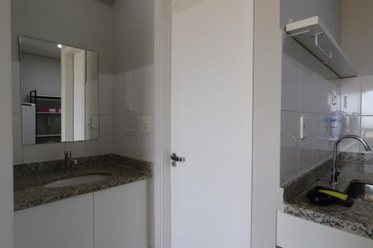 Banheiro de kitnet/studio para alugar com 1 quarto, 22m² em Iguatemi, Ribeirão Preto