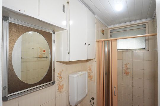 Banheiro de apartamento à venda com 2 quartos, 58m² em Jardim Itu, Porto Alegre
