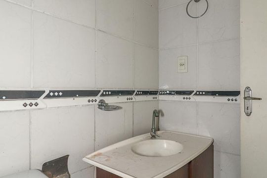 Banheiro de apartamento para alugar com 1 quarto, 65m² em Jardim Dona Leopoldina, Porto Alegre