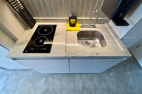 Cozinha de kitnet/studio para alugar com 1 quarto, 25m² em Jardim das Acacias, São Paulo