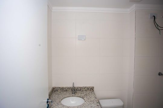 Banheiro de apartamento à venda com 2 quartos, 46m² em Centro, Diadema