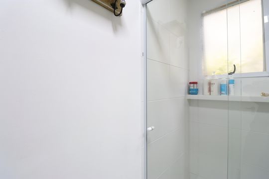 Banheiro de apartamento para alugar com 1 quarto, 33m² em Parque Industrial Tomas Edson, São Paulo