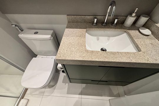 Banheiro Social de apartamento à venda com 1 quarto, 28m² em Itaim Bibi, São Paulo