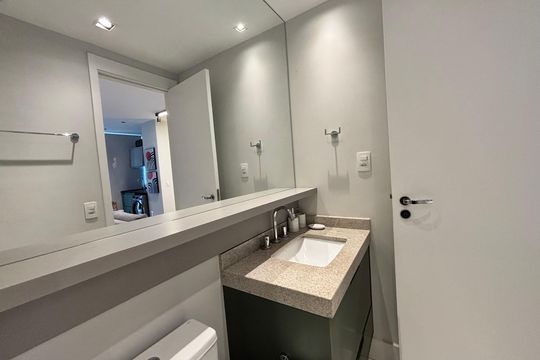 Banheiro Social de apartamento à venda com 1 quarto, 28m² em Itaim Bibi, São Paulo