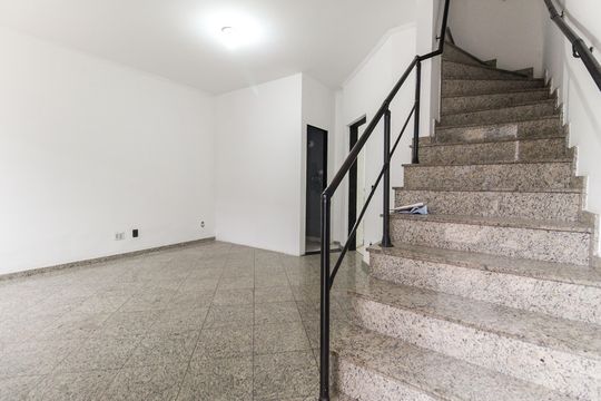 Escada de casa para alugar com 2 quartos, 80m² em Jardim Nossa Senhora do Carmo, São Paulo