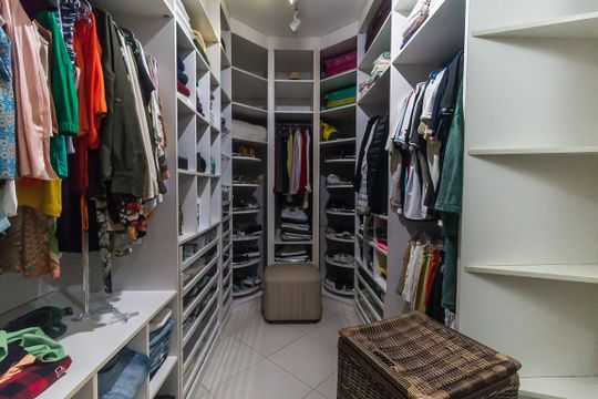 Closet - Suíte 2 de casa para alugar com 5 quartos, 1004m² em Conjunto Alvorada, Poá