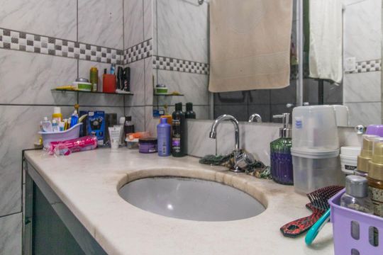 Banheiro de apartamento à venda com 2 quartos, 51m² em Santo Antônio, Porto Alegre