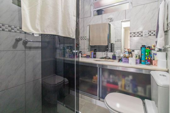 Banheiro de apartamento à venda com 2 quartos, 51m² em Santo Antônio, Porto Alegre