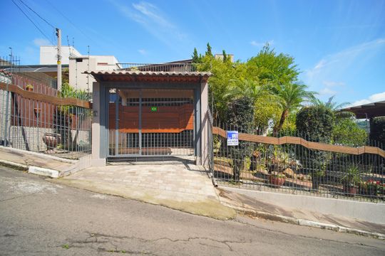 Fachada de casa à venda com 3 quartos, 250m² em Guarani, Novo Hamburgo