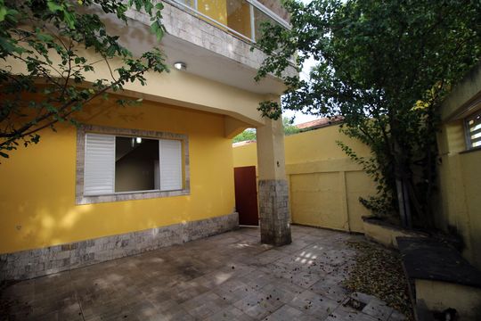 Quintal frente - Garagem de casa à venda com 5 quartos, 150m² em Brás de Pina, Rio de Janeiro