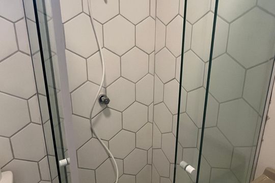 Banheiro de apartamento à venda com 1 quarto, 28m² em Taquaral, Campinas