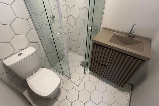 Banheiro de apartamento à venda com 1 quarto, 28m² em Taquaral, Campinas